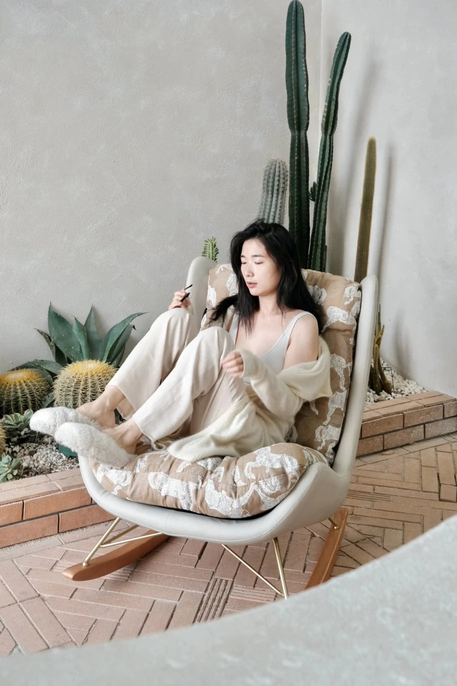 ダウンと絹綿の贅沢な触感!ケヤキ&アイアン製デザインチェア - リラックス空間を演出するモダンインテリア hrn-5256