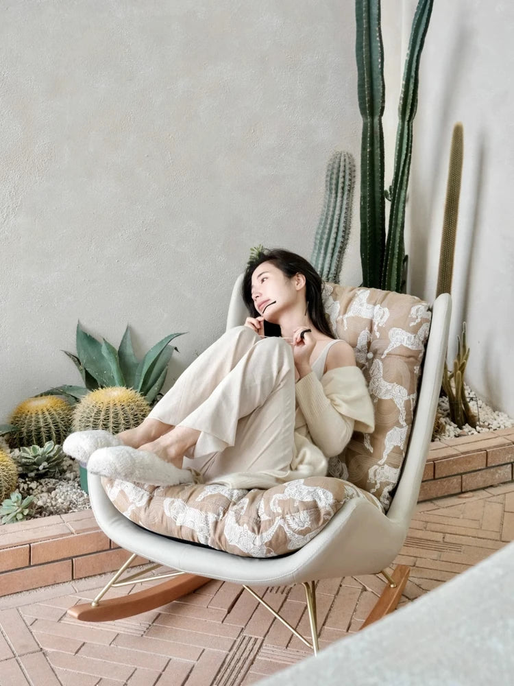 ダウンと絹綿の贅沢な触感!ケヤキ&アイアン製デザインチェア - リラックス空間を演出するモダンインテリア hrn-5256