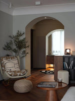 ダウンと絹綿の贅沢な触感!ケヤキ&アイアン製デザインチェア - リラックス空間を演出するモダンインテリア hrn-5256