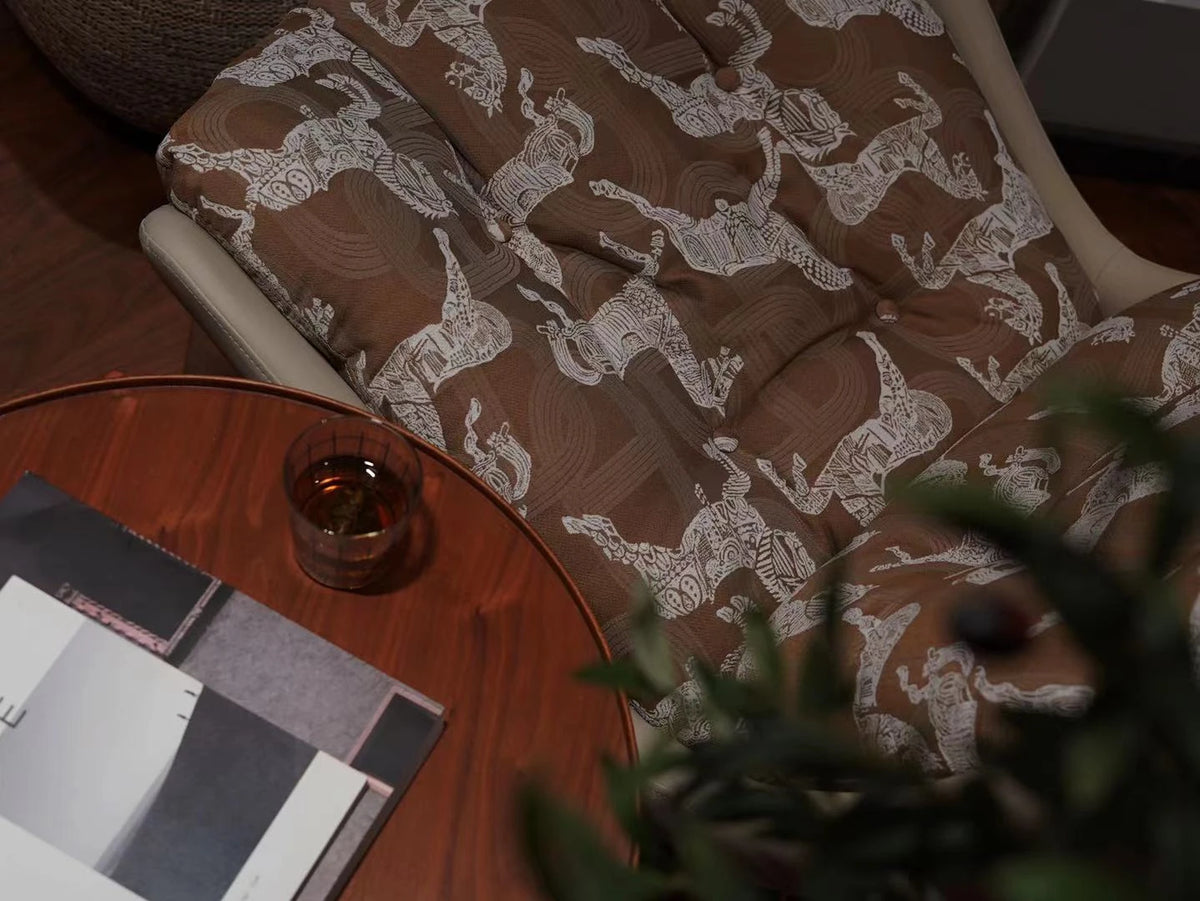 ダウンと絹綿の贅沢な触感!ケヤキ&アイアン製デザインチェア - リラックス空間を演出するモダンインテリア hrn-5256