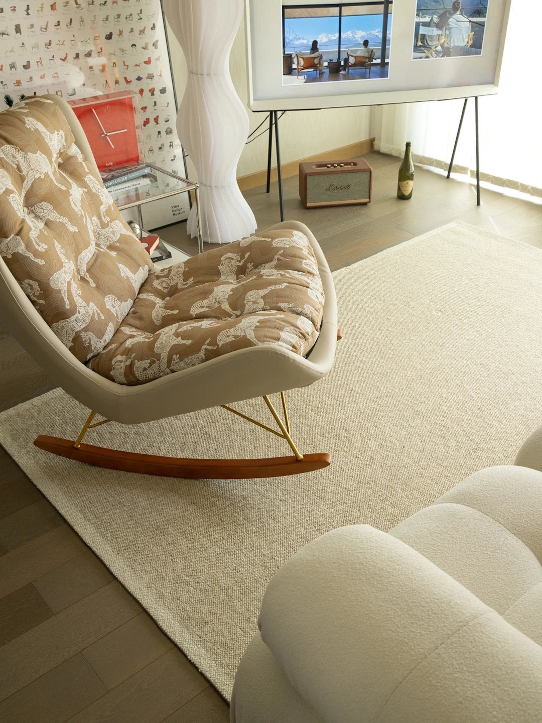 ダウンと絹綿の贅沢な触感!ケヤキ&アイアン製デザインチェア - リラックス空間を演出するモダンインテリア hrn-5256