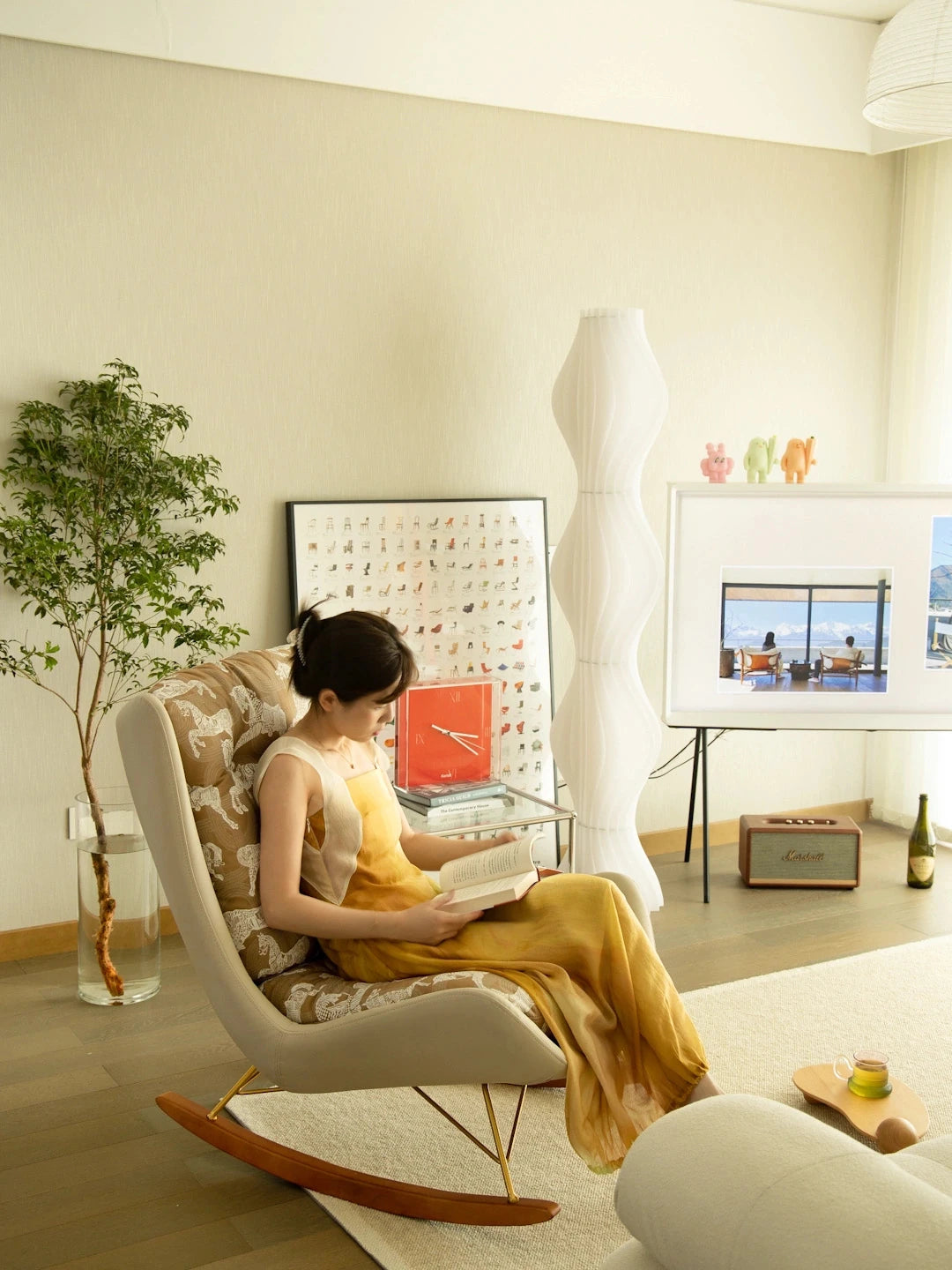 ダウンと絹綿の贅沢な触感!ケヤキ&アイアン製デザインチェア - リラックス空間を演出するモダンインテリア hrn-5256