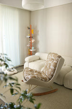 ダウンと絹綿の贅沢な触感!ケヤキ&アイアン製デザインチェア - リラックス空間を演出するモダンインテリア hrn-5256