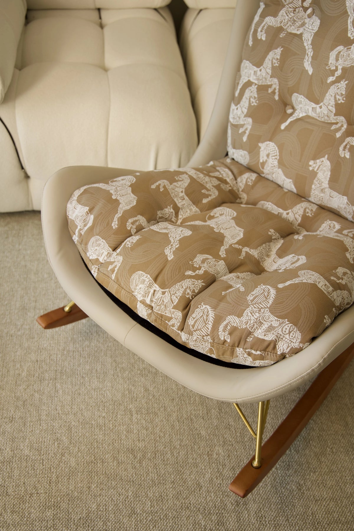 ダウンと絹綿の贅沢な触感!ケヤキ&アイアン製デザインチェア - リラックス空間を演出するモダンインテリア hrn-5256