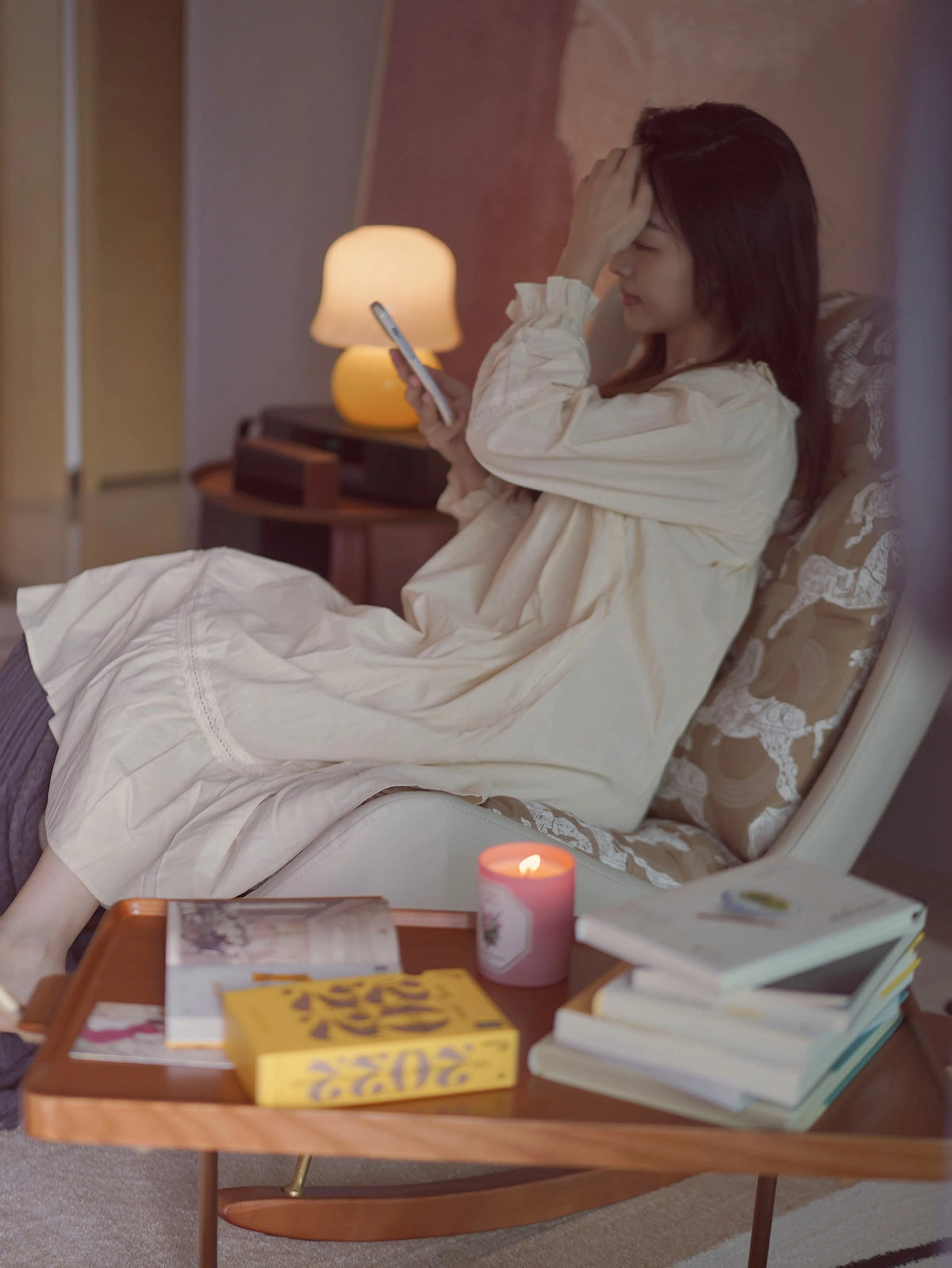 ダウンと絹綿の贅沢な触感!ケヤキ&アイアン製デザインチェア - リラックス空間を演出するモダンインテリア hrn-5256