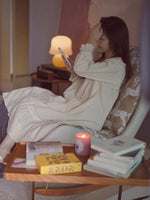 ダウンと絹綿の贅沢な触感!ケヤキ&アイアン製デザインチェア - リラックス空間を演出するモダンインテリア hrn-5256