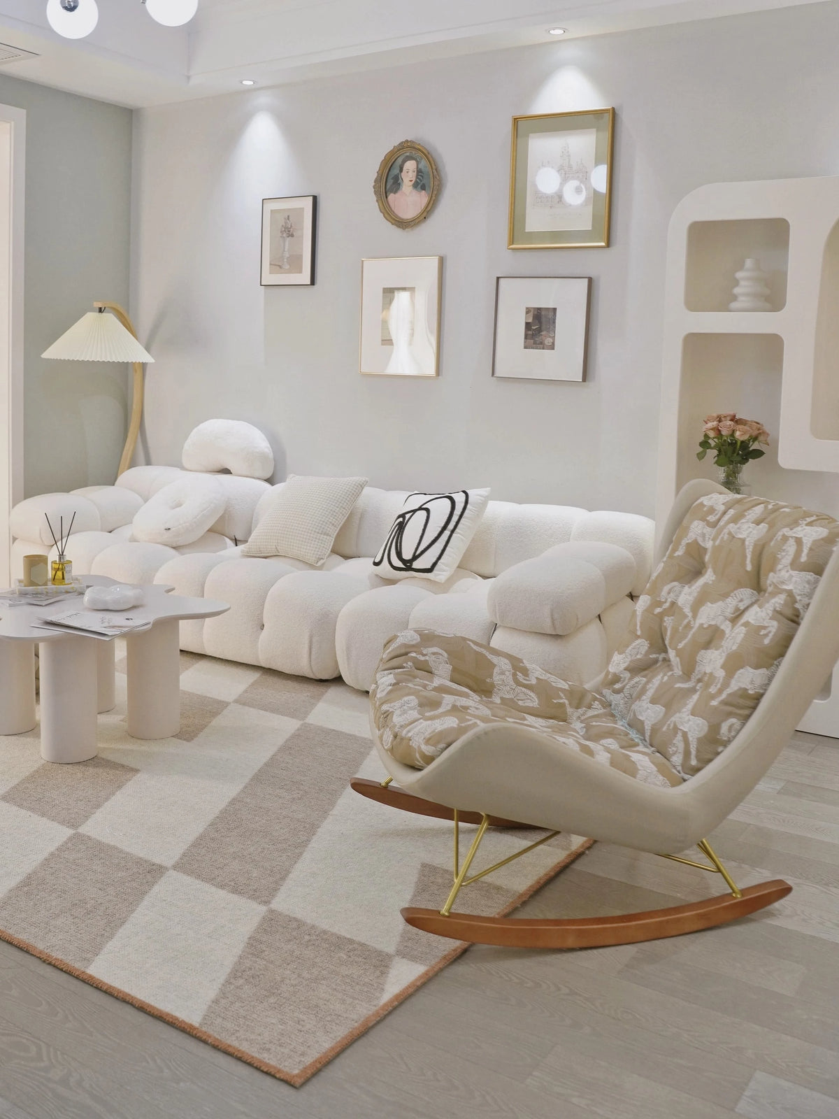 ダウンと絹綿の贅沢な触感!ケヤキ&アイアン製デザインチェア - リラックス空間を演出するモダンインテリア hrn-5256