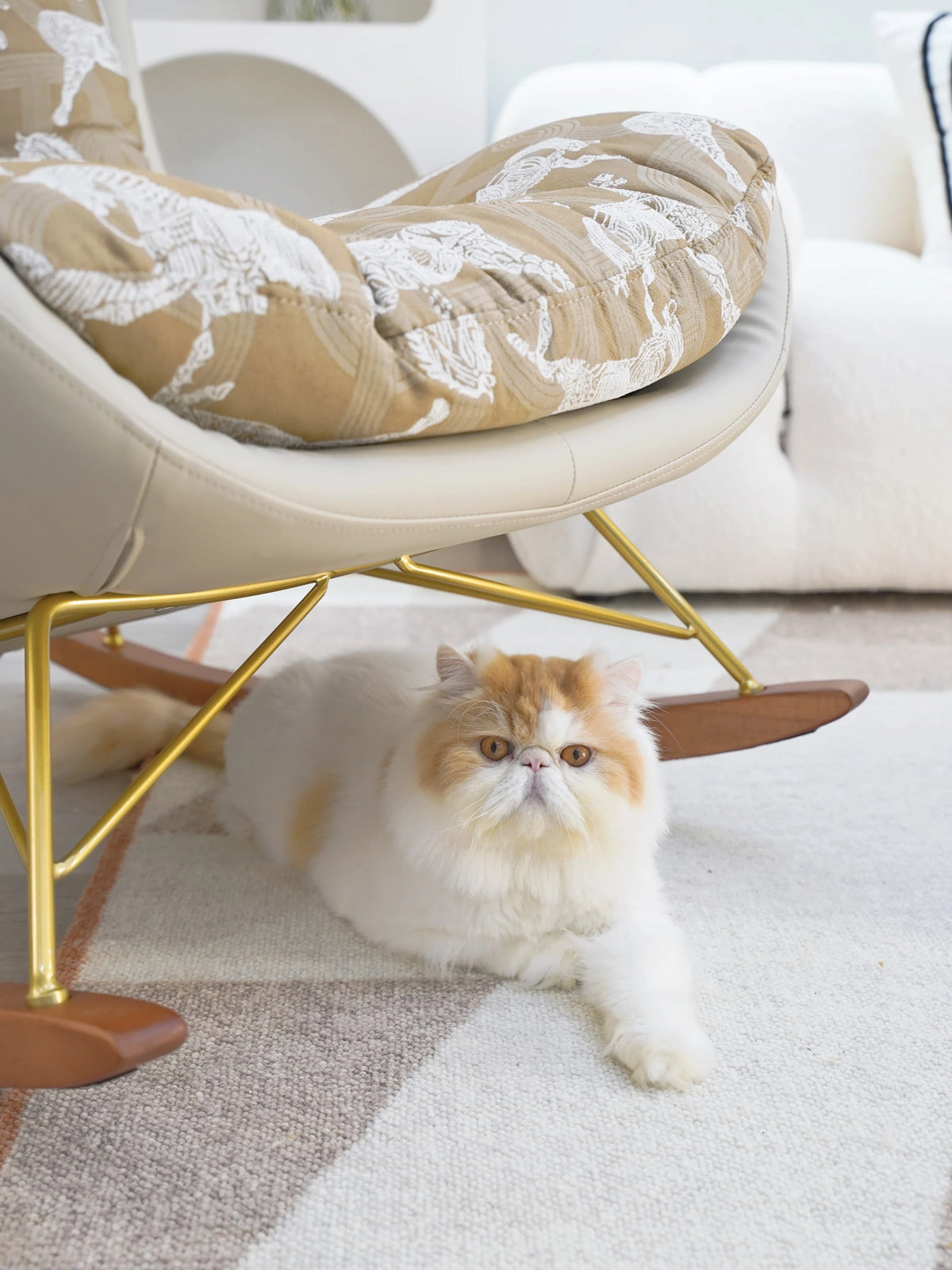 ダウンと絹綿の贅沢な触感!ケヤキ&アイアン製デザインチェア - リラックス空間を演出するモダンインテリア hrn-5256