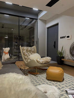 ダウンと絹綿の贅沢な触感!ケヤキ&アイアン製デザインチェア - リラックス空間を演出するモダンインテリア hrn-5256