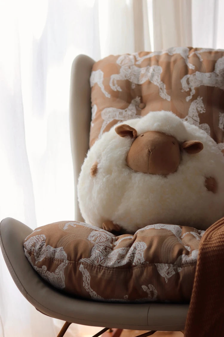 ダウンと絹綿の贅沢な触感!ケヤキ&アイアン製デザインチェア - リラックス空間を演出するモダンインテリア hrn-5256