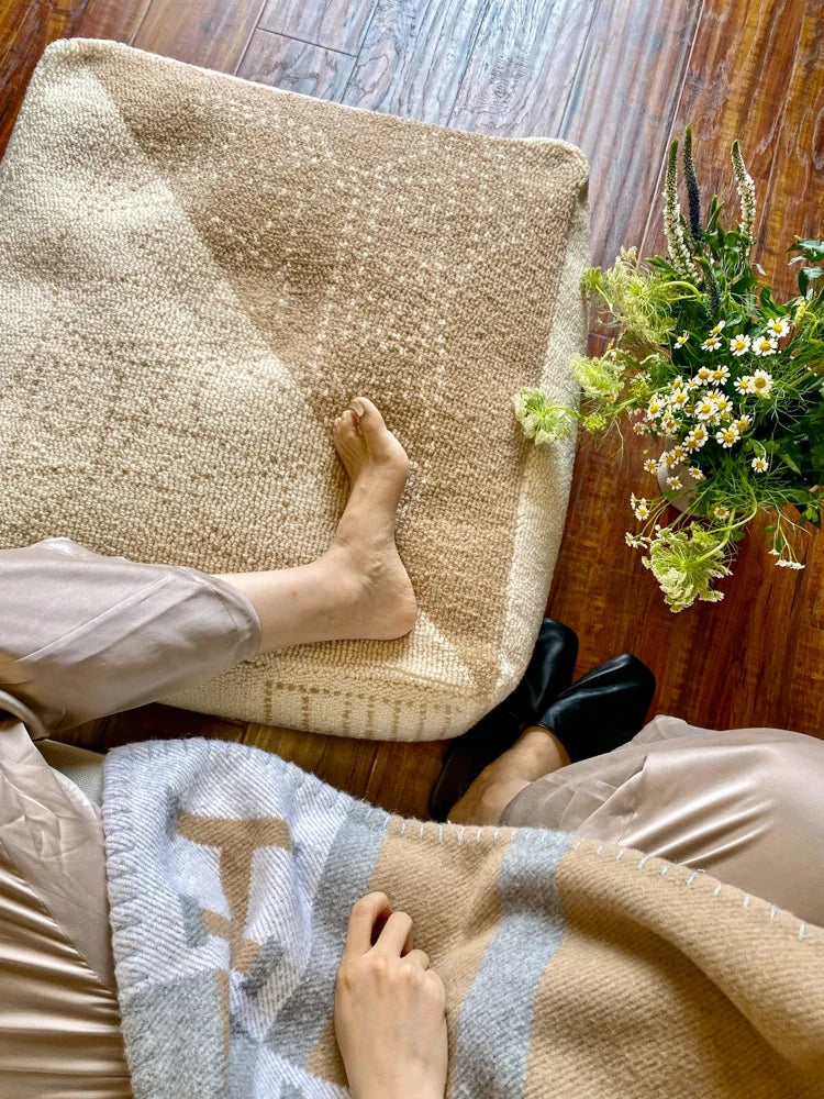 ダウンと絹綿の贅沢な触感!ケヤキ&アイアン製デザインチェア - リラックス空間を演出するモダンインテリア hrn-5256