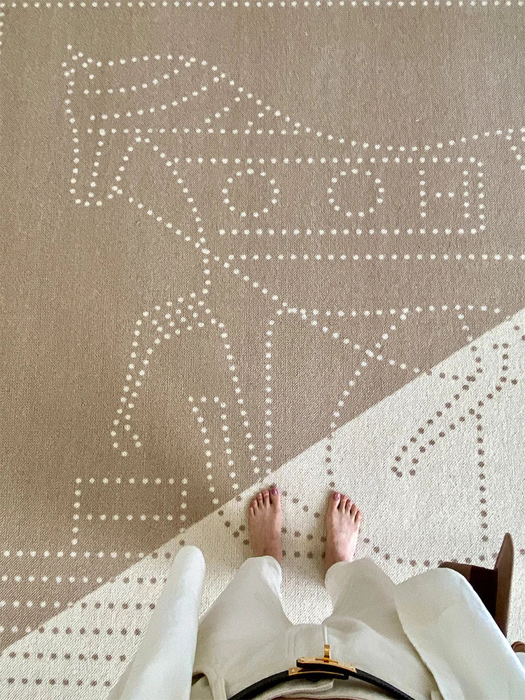 ダウンと絹綿の贅沢な触感!ケヤキ&アイアン製デザインチェア - リラックス空間を演出するモダンインテリア hrn-5256