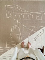 ダウンと絹綿の贅沢な触感!ケヤキ&アイアン製デザインチェア - リラックス空間を演出するモダンインテリア hrn-5256