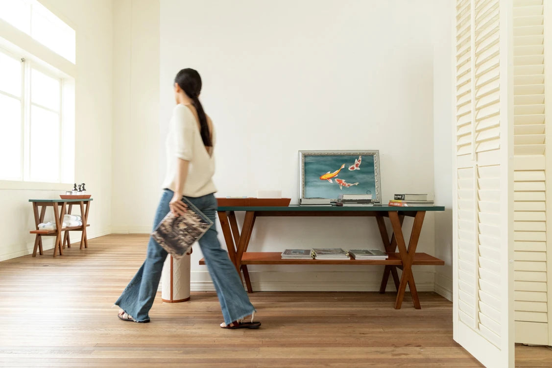 アッシュ材多層板製 シックな合成皮革テーブル - スタイリッシュなインテリアに最適なアイテム hrn-5260