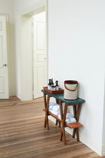 アッシュ材多層板製 シックな合成皮革テーブル - スタイリッシュなインテリアに最適なアイテム hrn-5260