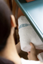 アッシュ材多層板製 シックな合成皮革テーブル - スタイリッシュなインテリアに最適なアイテム hrn-5260