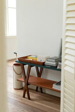 アッシュ材多層板製 シックな合成皮革テーブル - スタイリッシュなインテリアに最適なアイテム hrn-5260