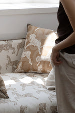 パイン材使用!ダウンとシリコンフィルの極上チェア - 快適さを追求したおしゃれなデザイン hrn-5264