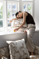 パイン材使用!ダウンとシリコンフィルの極上チェア - 快適さを追求したおしゃれなデザイン hrn-5264