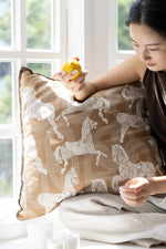 パイン材使用!ダウンとシリコンフィルの極上チェア - 快適さを追求したおしゃれなデザイン hrn-5264