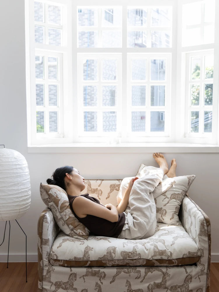 パイン材使用!ダウンとシリコンフィルの極上チェア - 快適さを追求したおしゃれなデザイン hrn-5264