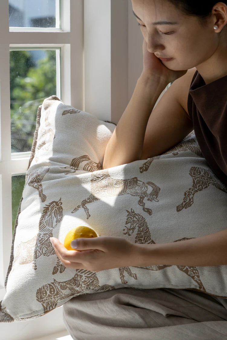 パイン材使用!ダウンとシリコンフィルの極上チェア - 快適さを追求したおしゃれなデザイン hrn-5264