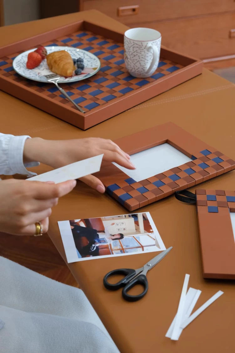 ナイトテーブル ニレ材製 おしゃれな合成皮革トレイ付き デザイン性抜群の収納家具 hrn-5265