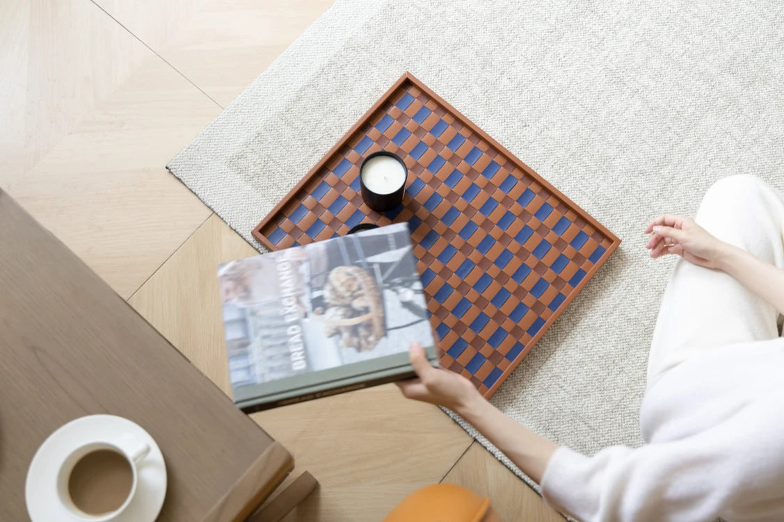 ナイトテーブル ニレ材製 おしゃれな合成皮革トレイ付き デザイン性抜群の収納家具 hrn-5265