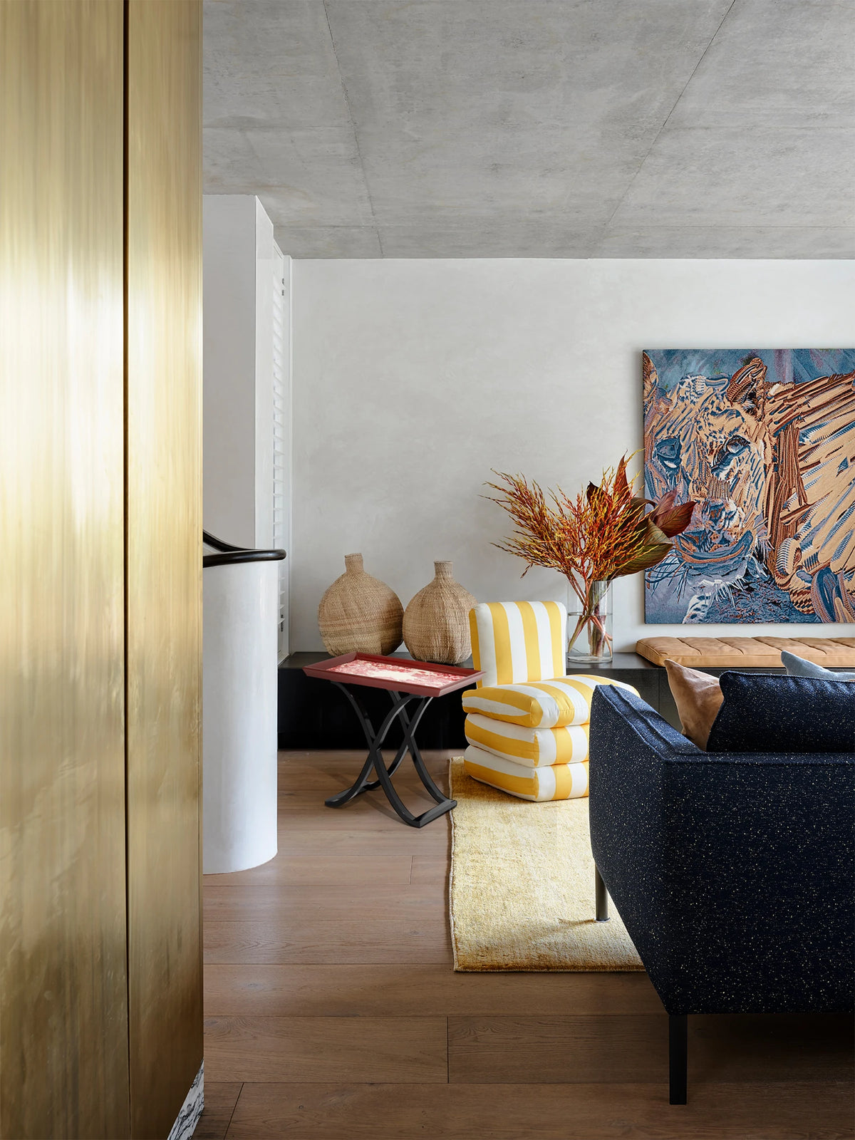 美しいカバノキ製センターテーブル - シックなデザインと優雅な花柄でリビングを彩る hrn-5266