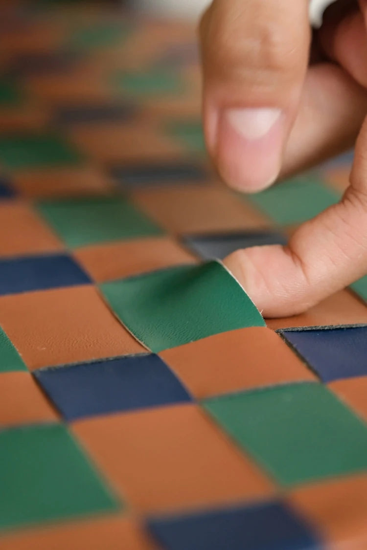 おしゃれなPUレザーとステンレス製センターテーブル|ウォールナットデザインでインテリアをアップデート! hrn-5267