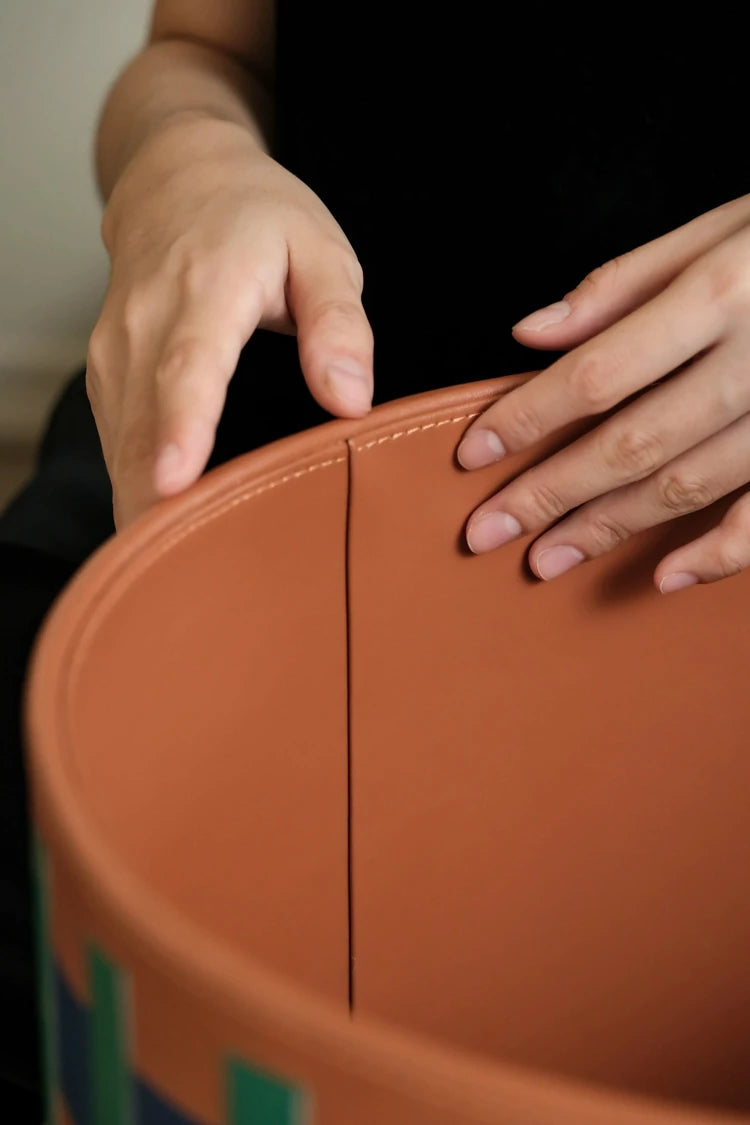 おしゃれなPUレザーとステンレス製センターテーブル|ウォールナットデザインでインテリアをアップデート! hrn-5267