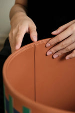 おしゃれなPUレザーとステンレス製センターテーブル|ウォールナットデザインでインテリアをアップデート! hrn-5267