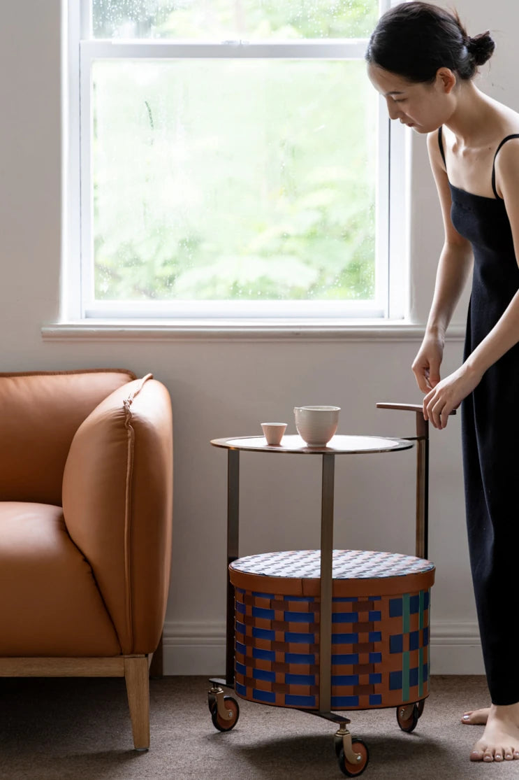 おしゃれなPUレザーとステンレス製センターテーブル|ウォールナットデザインでインテリアをアップデート! hrn-5267