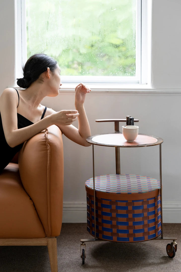 おしゃれなPUレザーとステンレス製センターテーブル|ウォールナットデザインでインテリアをアップデート! hrn-5267