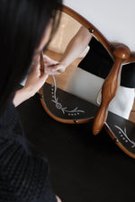 蝶型デザインのガラスミラー | 無垢材フレームのハンドカット仕上げ | おしゃれなインテリアに最適 hrn-5268