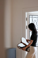 蝶型デザインのガラスミラー | 無垢材フレームのハンドカット仕上げ | おしゃれなインテリアに最適 hrn-5268