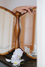 蝶型デザインのガラスミラー | 無垢材フレームのハンドカット仕上げ | おしゃれなインテリアに最適 hrn-5268