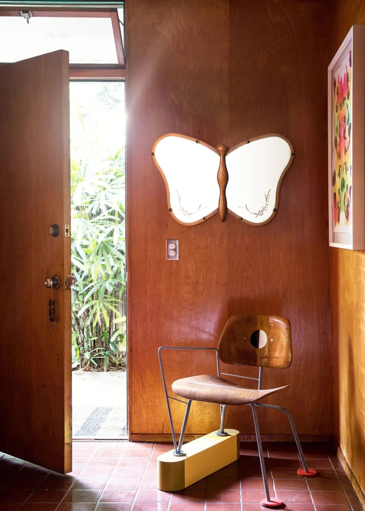 蝶型デザインのガラスミラー | 無垢材フレームのハンドカット仕上げ | おしゃれなインテリアに最適 hrn-5268