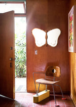 蝶型デザインのガラスミラー | 無垢材フレームのハンドカット仕上げ | おしゃれなインテリアに最適 hrn-5268