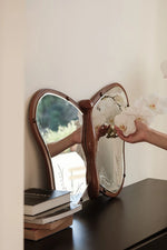 蝶型デザインのガラスミラー | 無垢材フレームのハンドカット仕上げ | おしゃれなインテリアに最適 hrn-5268