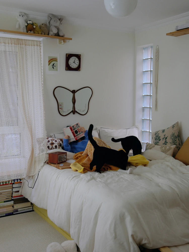 蝶型デザインのガラスミラー | 無垢材フレームのハンドカット仕上げ | おしゃれなインテリアに最適 hrn-5268