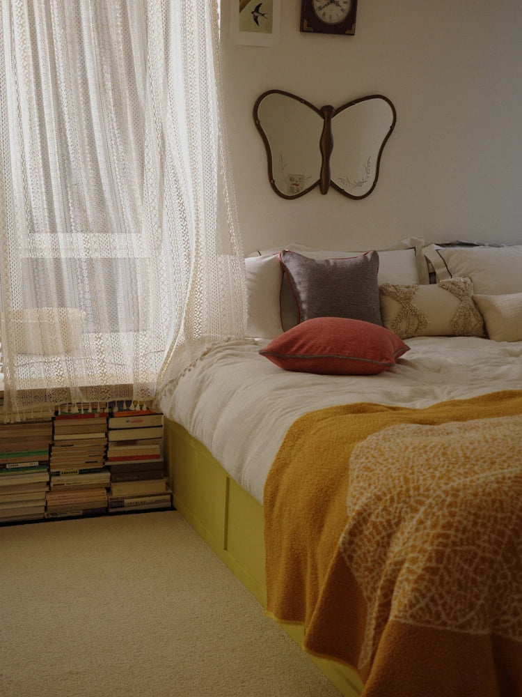 蝶型デザインのガラスミラー | 無垢材フレームのハンドカット仕上げ | おしゃれなインテリアに最適 hrn-5268