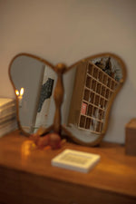 蝶型デザインのガラスミラー | 無垢材フレームのハンドカット仕上げ | おしゃれなインテリアに最適 hrn-5268