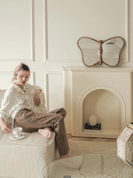 蝶型デザインのガラスミラー | 無垢材フレームのハンドカット仕上げ | おしゃれなインテリアに最適 hrn-5268