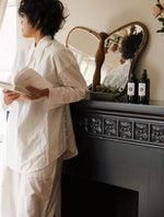 蝶型デザインのガラスミラー | 無垢材フレームのハンドカット仕上げ | おしゃれなインテリアに最適 hrn-5268