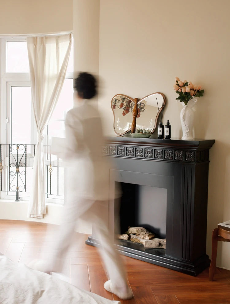 蝶型デザインのガラスミラー | 無垢材フレームのハンドカット仕上げ | おしゃれなインテリアに最適 hrn-5268