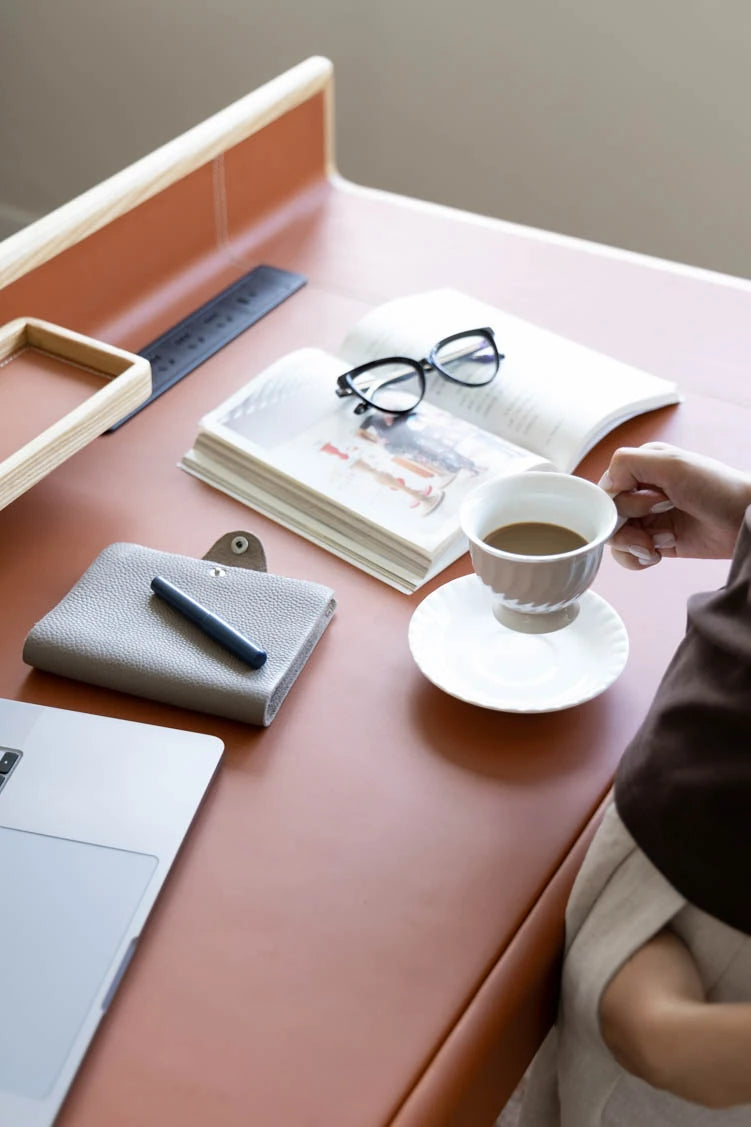 アッシュ材のスタイリッシュなデスク - 合成皮革のデザインが魅力的! hrn-5269