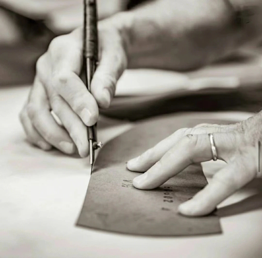 アッシュ材のスタイリッシュなデスク - 合成皮革のデザインが魅力的! hrn-5269