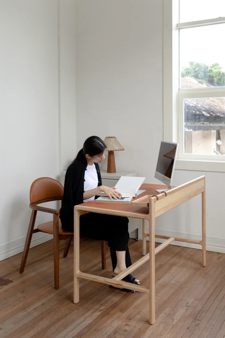 アッシュ材のスタイリッシュなデスク - 合成皮革のデザインが魅力的! hrn-5269