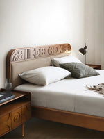 無垢材エアレザー使用モダンベッド|レッドサンダルウッド仕上げ|スタイリッシュで快適な寝室づくりに最適 hsxz-2156